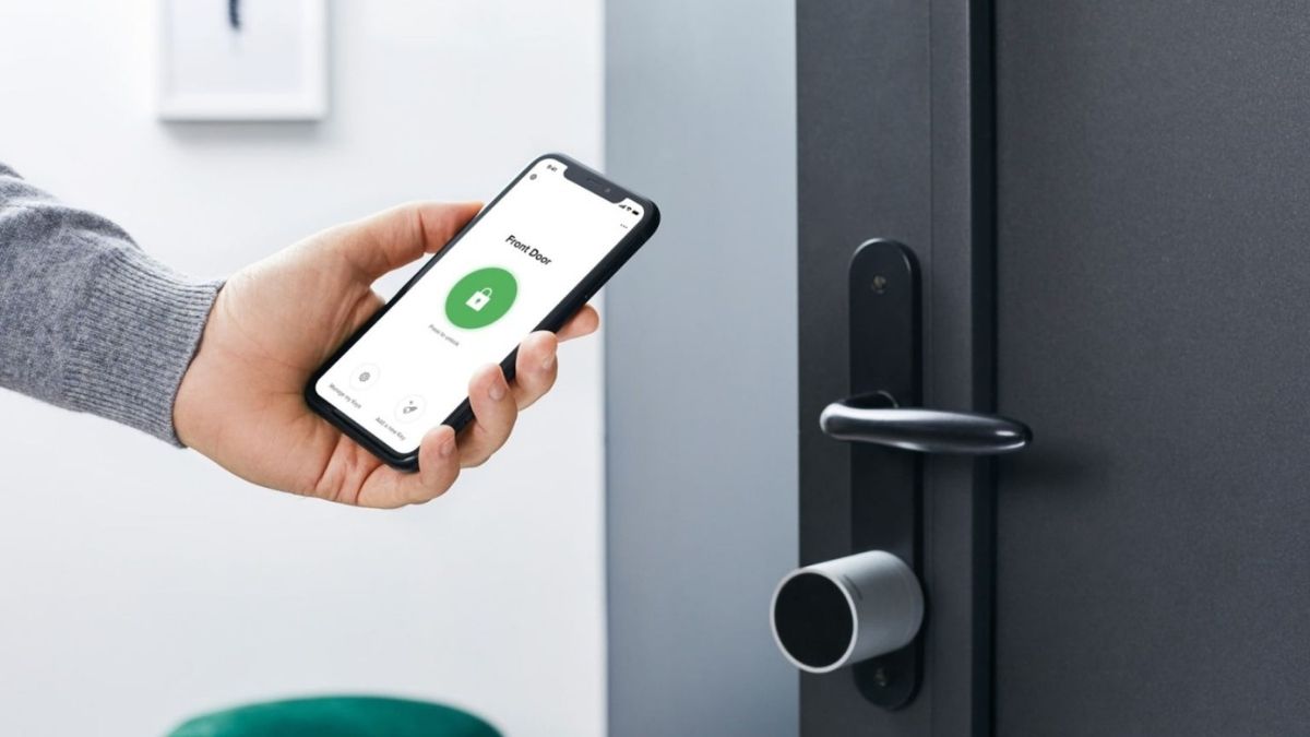 Chạm iPhone 11 để kích hoạt nfc trên iphone kết nối nhanh loa Bluetooth