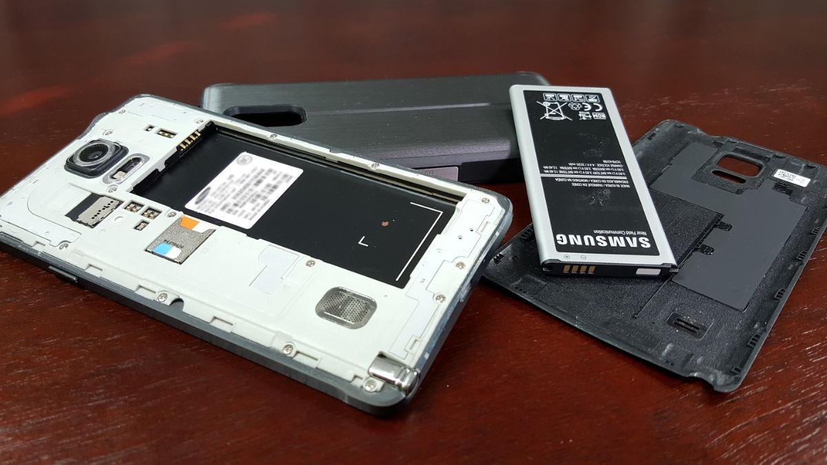 kiểm tra và thay pin nếu bị pin lão hóa để khắc phục tại sao điện thoại samsung nhanh hết pin