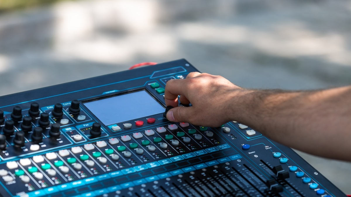 Vai trò của việc cân bằng tần số âm thanh là gì trong thiết lập hệ thống loa chuyên nghiệp.