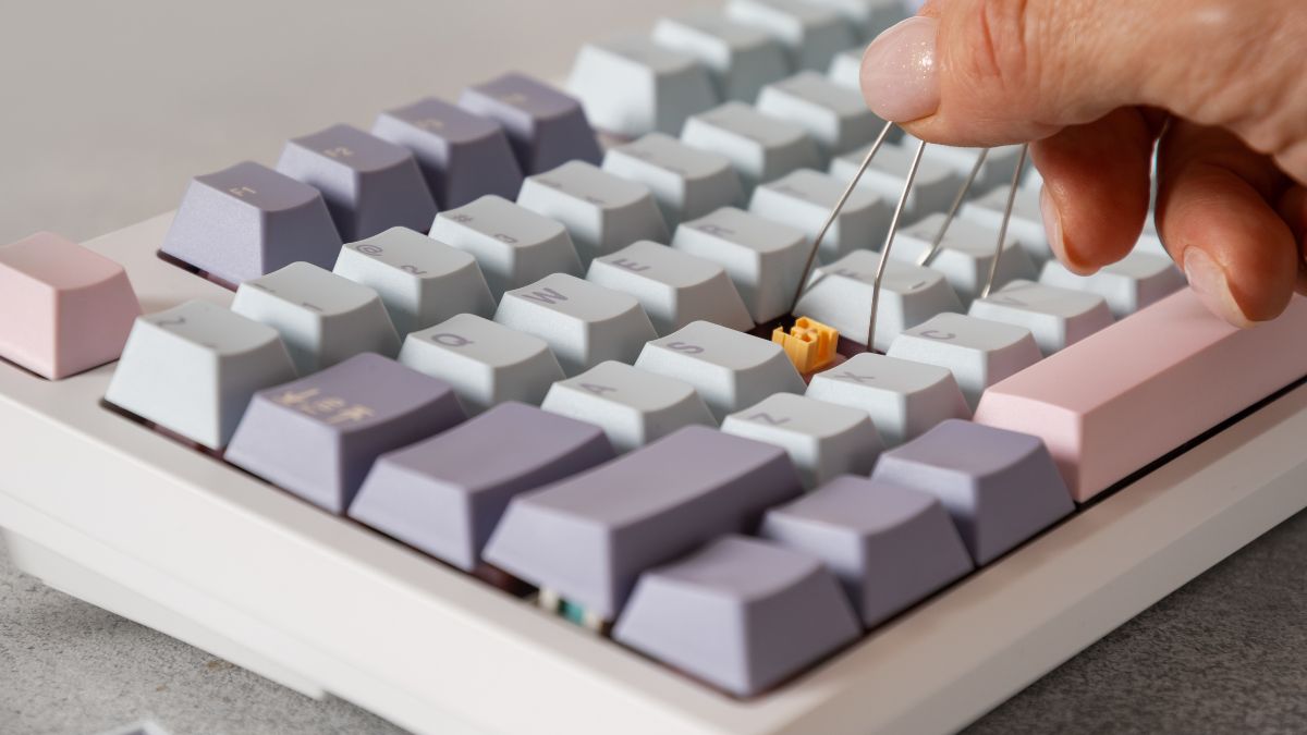 Thao tác tháo lắp đúng kỹ thuật giúp việc thay keycap cho bàn phím cơ không ảnh hưởng linh kiện.