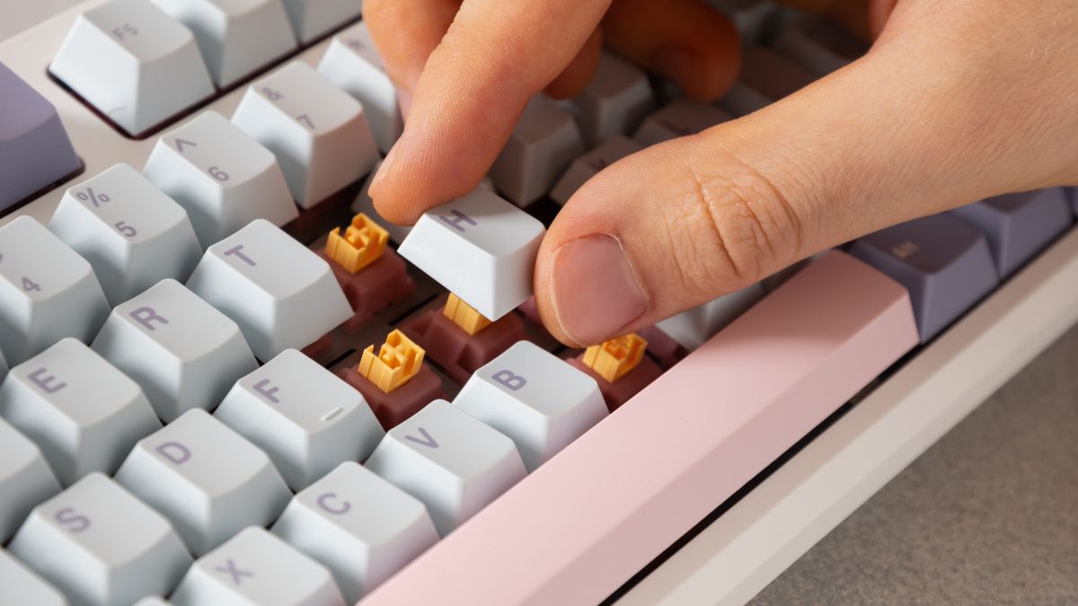 Hướng dẫn thay keycap bằng cách lắp phím mới vào đúng khớp trục switch chữ thập.