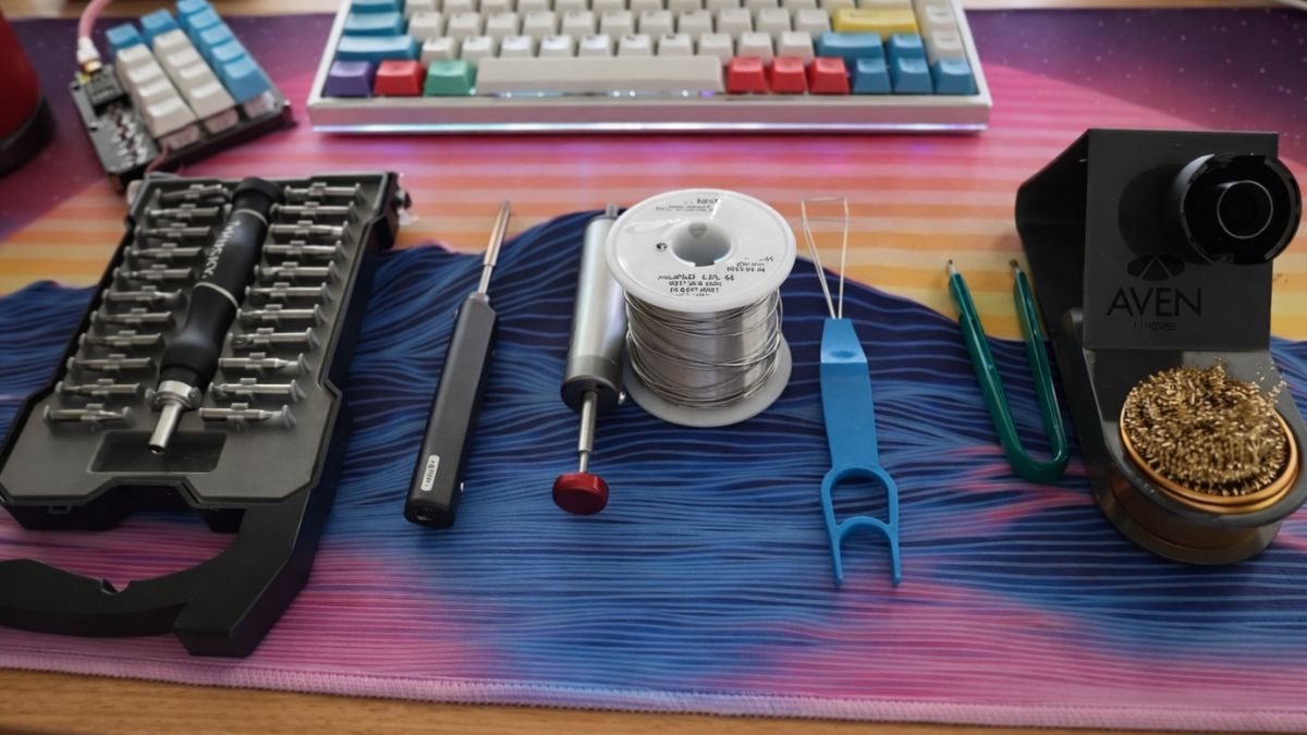 Bộ dụng cụ chuyên dụng và cách tháo keycap bàn phím cơ an toàn bằng puller.