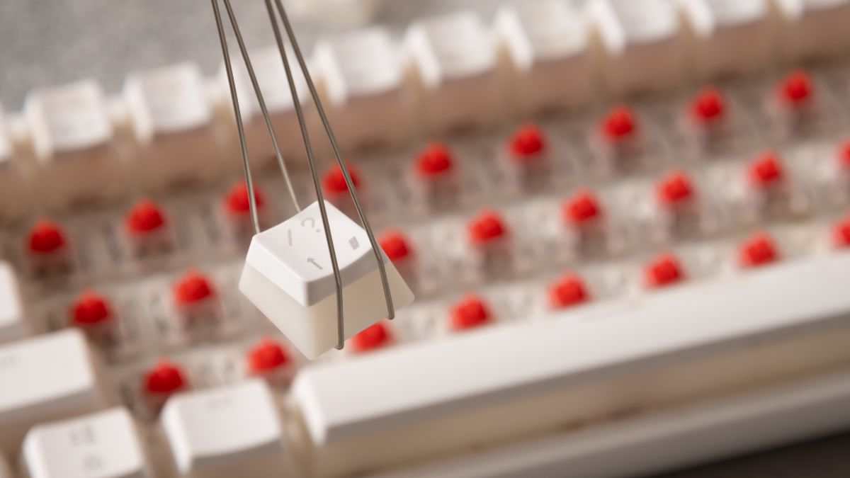 Cách tháo keycap bàn phím cơ bằng dụng cụ gắp chuyên dụng giúp bảo vệ switch.