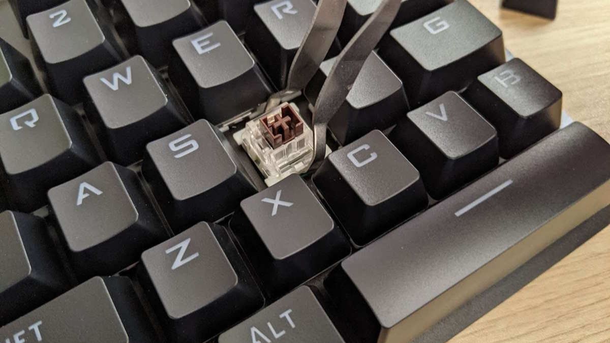 Cách thay keycap bàn phím cơ bằng dụng cụ gắp chân switch chuyên nghiệp.