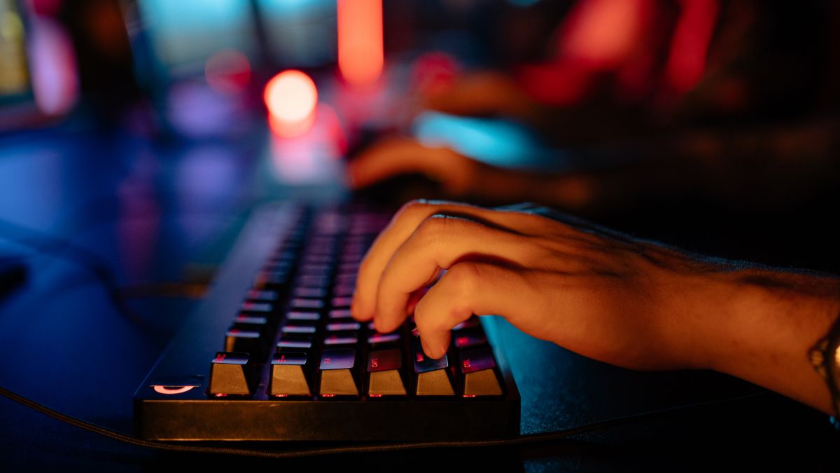 Kiểm tra độ phản hồi và cảm giác gõ sau khi thay keycap cho bàn phím cơ.