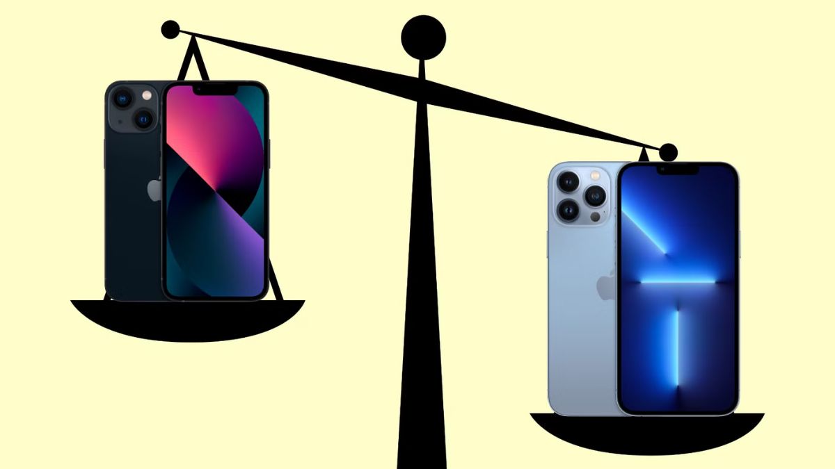 Cán cân minh họa sự chênh lệch của trọng lượng iphone 13 pro max ngoài thực tế.