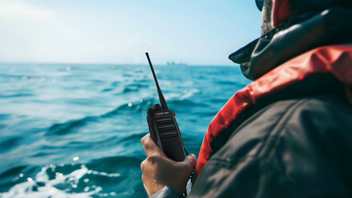 Ưu điểm của sóng VHF là gì khi sử dụng trong môi trường không gian mở thoáng đãng.