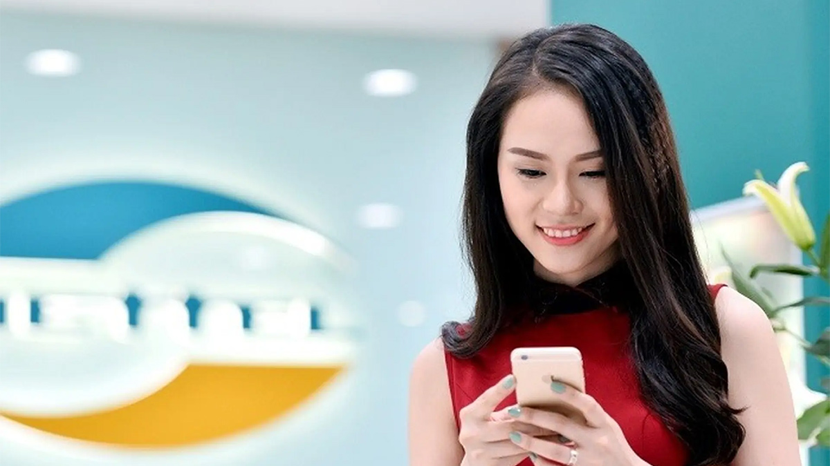 Khách hàng dùng dịch vụ di động Viettel để tích điểm viettel plus qua điện thoại.