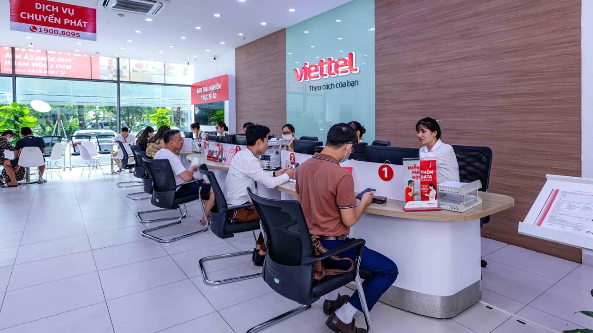 Khách hàng tại cửa hàng giao dịch Viettel để cách hủy ủy quyền sim viettel trực tiếp.