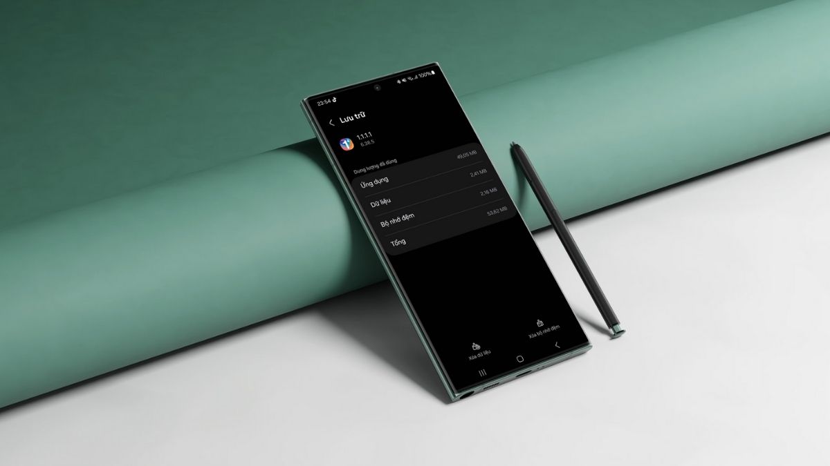 Hình ảnh một chiếc điện thoại Samsung, minh họa cho việc giải phóng không gian lưu trữ sau khi xóa bộ nhớ đệm trên điện thoại samsung.