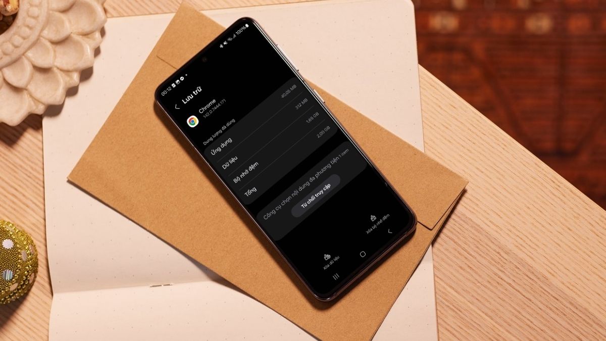 Hình ảnh một chiếc điện thoại Samsung đang được giữ cẩn thận, minh họa các lưu ý quan trọng khi xóa bộ nhớ đệm trên samsung để bảo vệ dữ liệu.