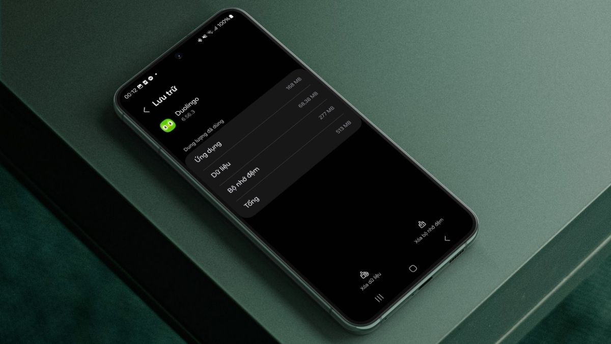 Hình ảnh một chiếc điện thoại Samsung, minh họa các mẹo giữ máy mượt mà như xóa bộ nhớ đệm samsung và gỡ ứng dụng không cần thiết.