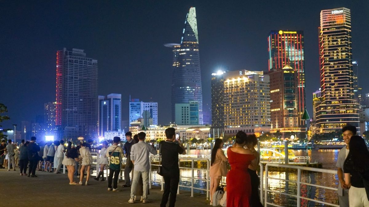 Hoạt động 2/9 ở TPHCM - Đi dạo công viên