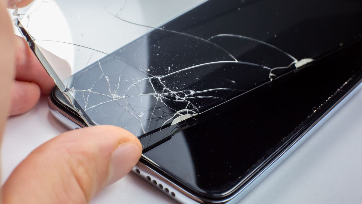 Cách sửa iPhone 17 bị đơ màn hình - Vệ sinh màn hình bước 1
