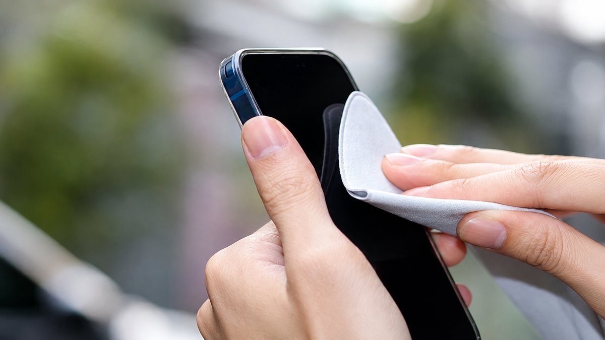 Cách sửa iPhone 17 bị đơ màn hình - Vệ sinh màn hình bước 2