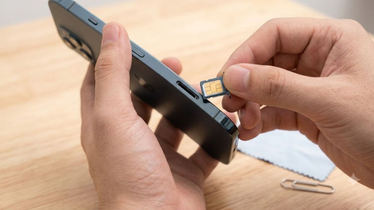 Sửa lỗi SIM không có dịch vụ trên iPhone - Tháo và vệ sinh khay SIM bước 2