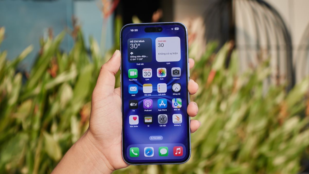 Màn hình iPhone 16 Plus công nghệ OLED