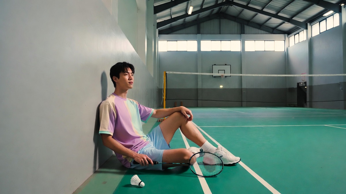 Hình nền cầu lông - Bạn nam xem trận đấu