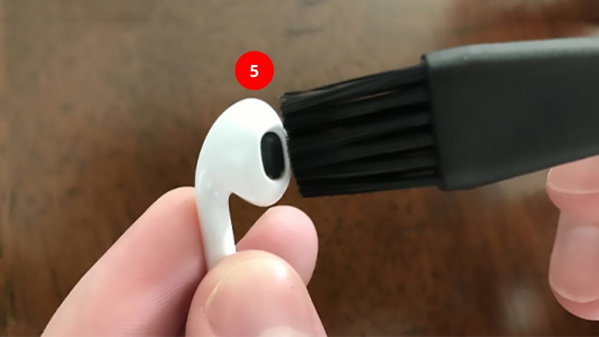 Khắc phục lỗi AirPods bị rè - Vệ sinh tai nghe đúng cách bước 4