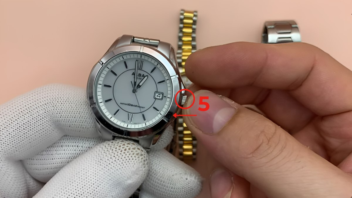 Cách chỉnh đồng hồ đeo tay 1 nút 3 kim có lịch ngày bước 5