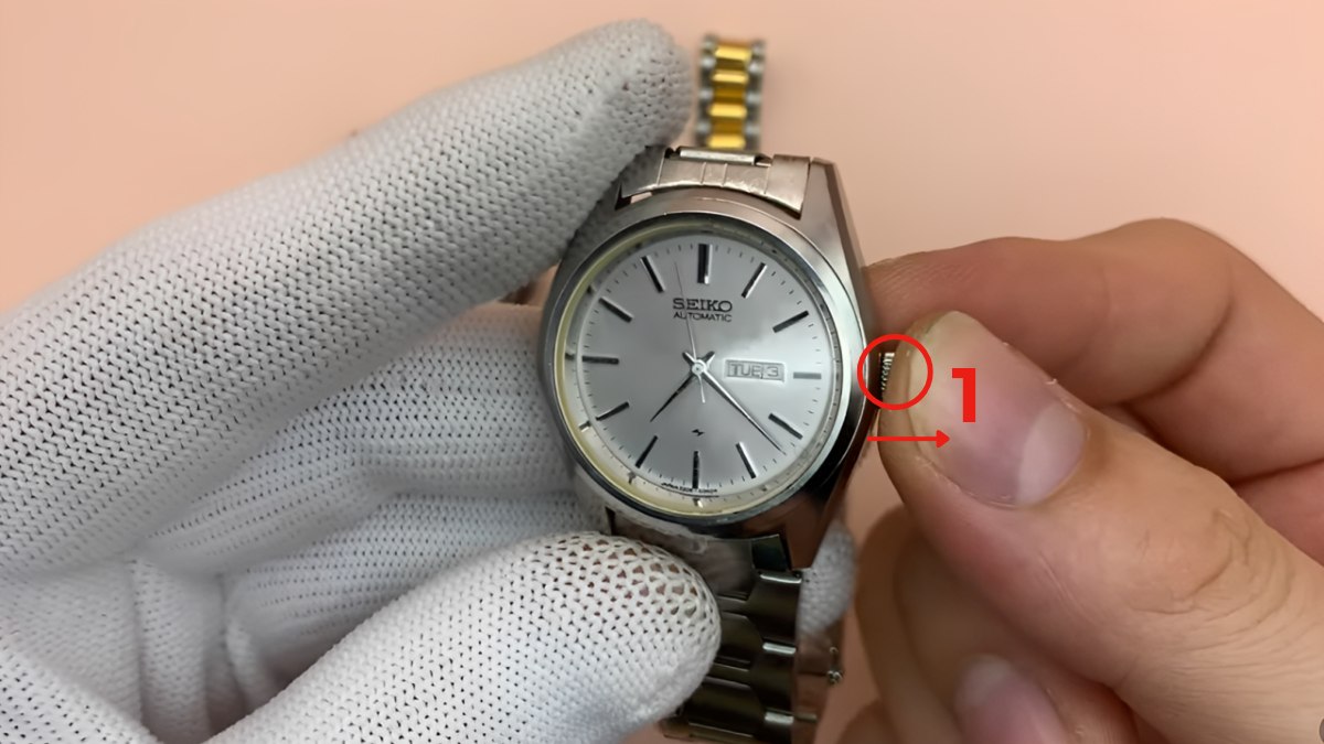 Cách chỉnh đồng hồ đeo tay 1 nút 3 kim có lịch ngày và thứ bước 1