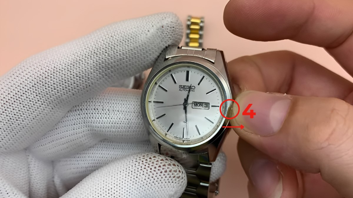 Cách chỉnh đồng hồ đeo tay 1 nút 3 kim có lịch ngày và thứ bước 4
