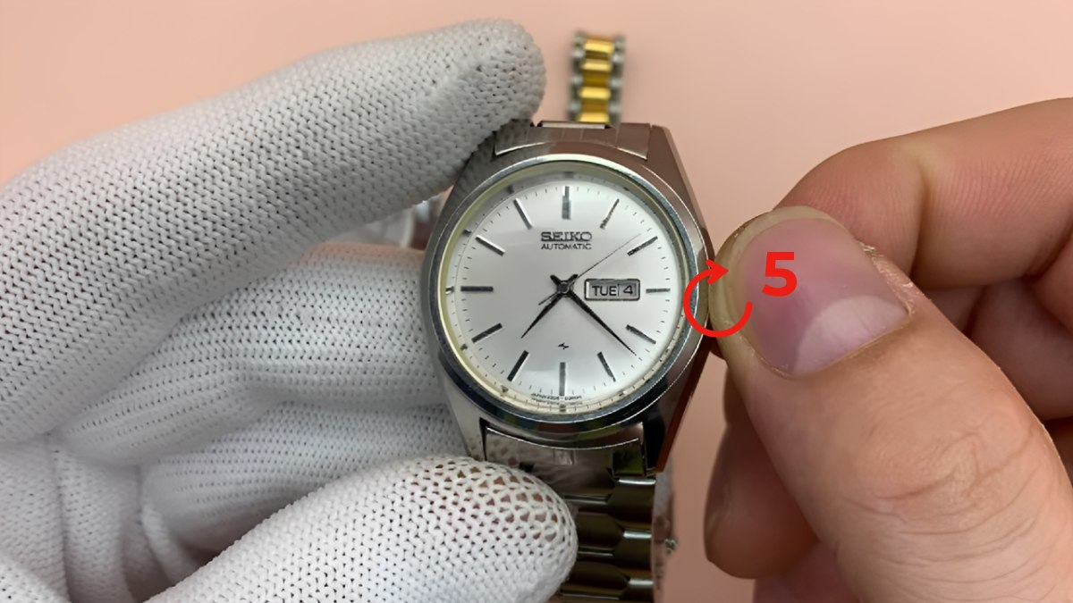 Cách chỉnh đồng hồ đeo tay 1 nút 3 kim có lịch ngày và thứ bước 5