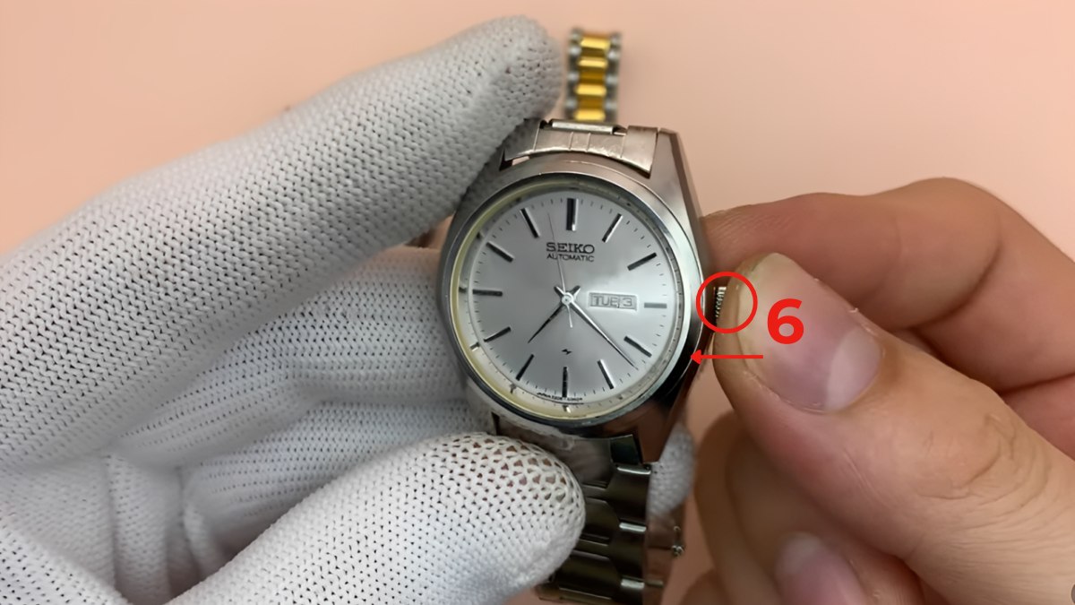 Cách chỉnh đồng hồ đeo tay 1 nút 3 kim có lịch ngày và thứ bước 6