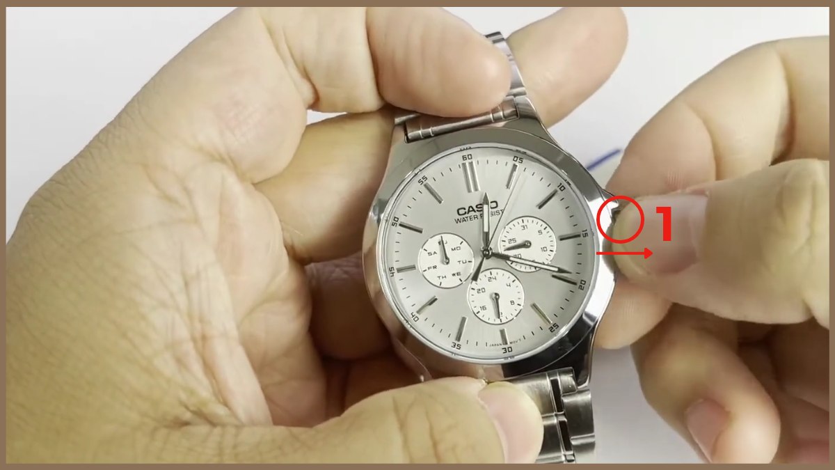Cách chỉnh đồng hồ đeo tay 1 nút 6 kim - Chỉnh giờ chính bước 1