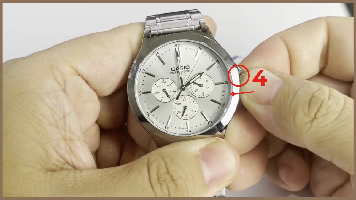 Cách chỉnh đồng hồ đeo tay 1 nút 6 kim - Chỉnh ngày bước 1