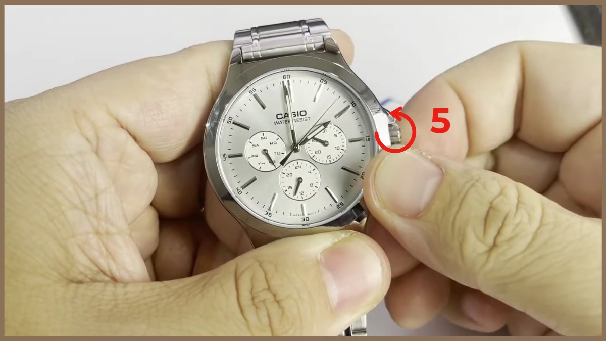 Cách chỉnh đồng hồ đeo tay 1 nút 6 kim - Chỉnh ngày bước 2