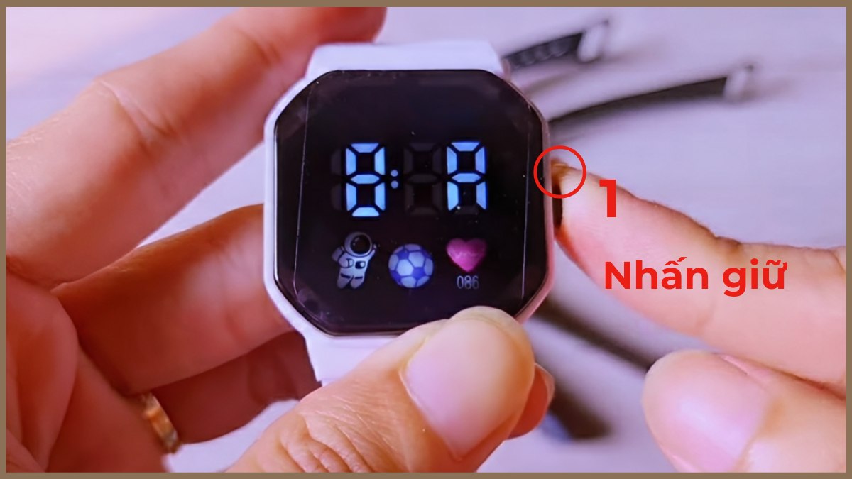 Cách chỉnh đồng hồ đeo tay 1 nút thông minh bước 1