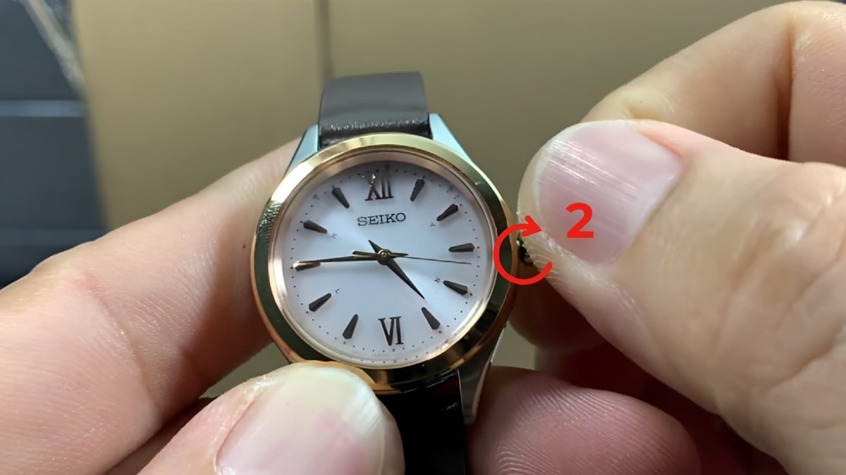 Cách chỉnh đồng hồ đeo tay 1 nút 3 kim bước 2