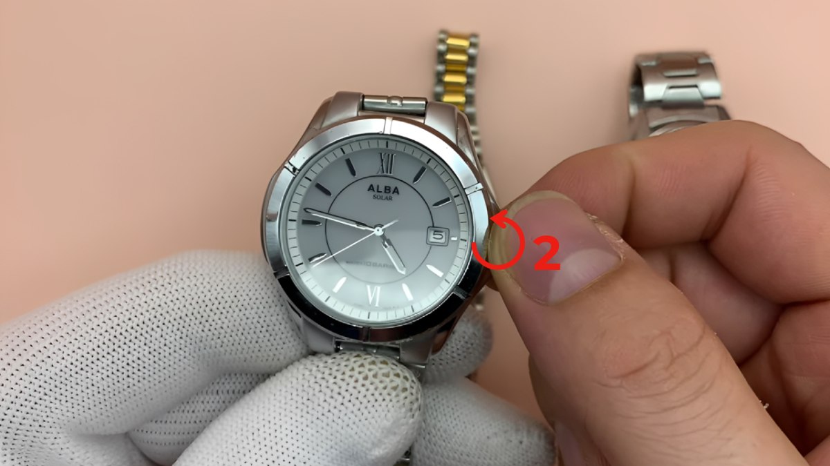 Cách chỉnh đồng hồ đeo tay 1 nút 3 kim có lịch ngày bước 2