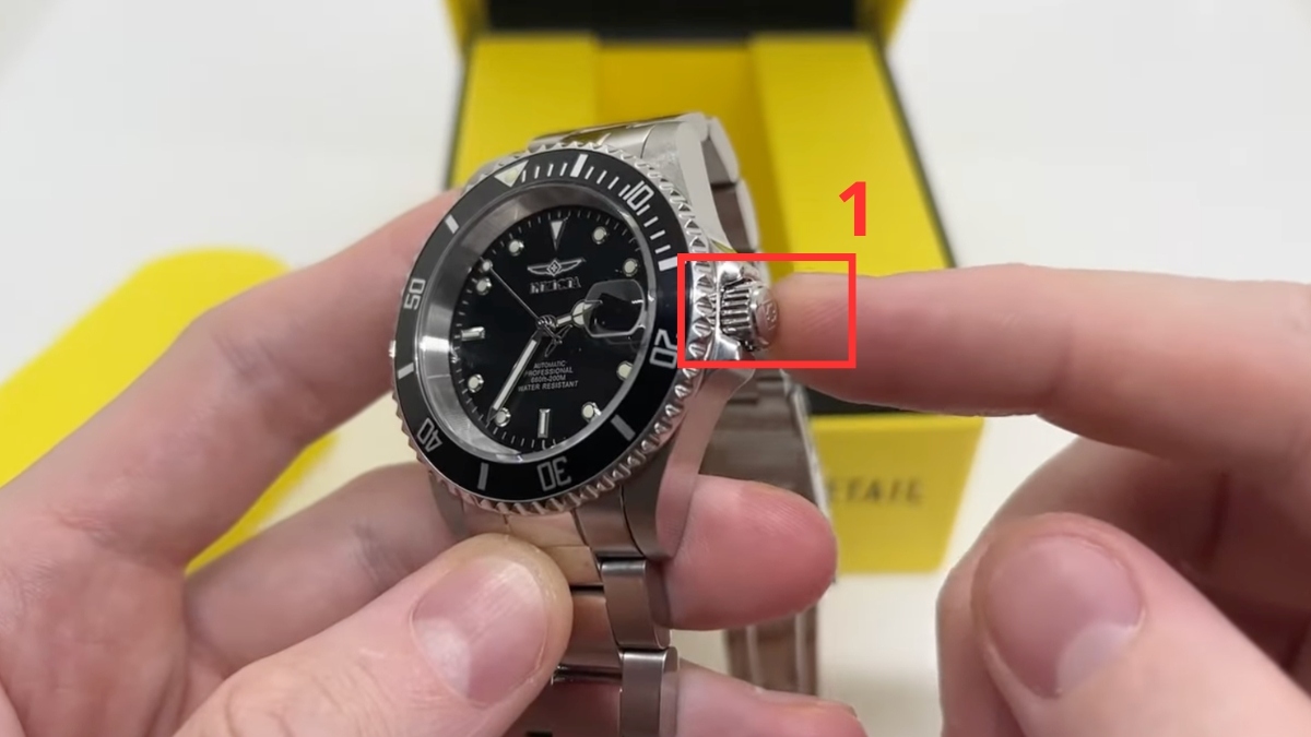 Cách chỉnh ngày trên đồng hồ đeo tay chuyên dùng để lặn bước 1