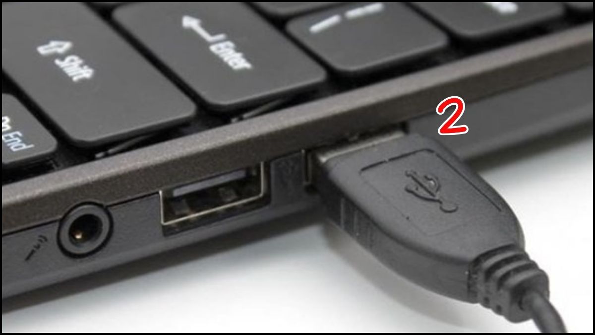 Cách kết nối chuột có dây với máy tính laptop, PC bước 2