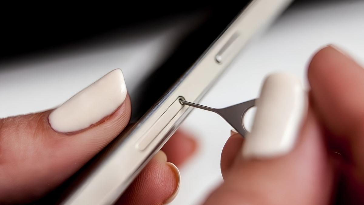 Cách lắp SIM máy Sony Xperia bước 2