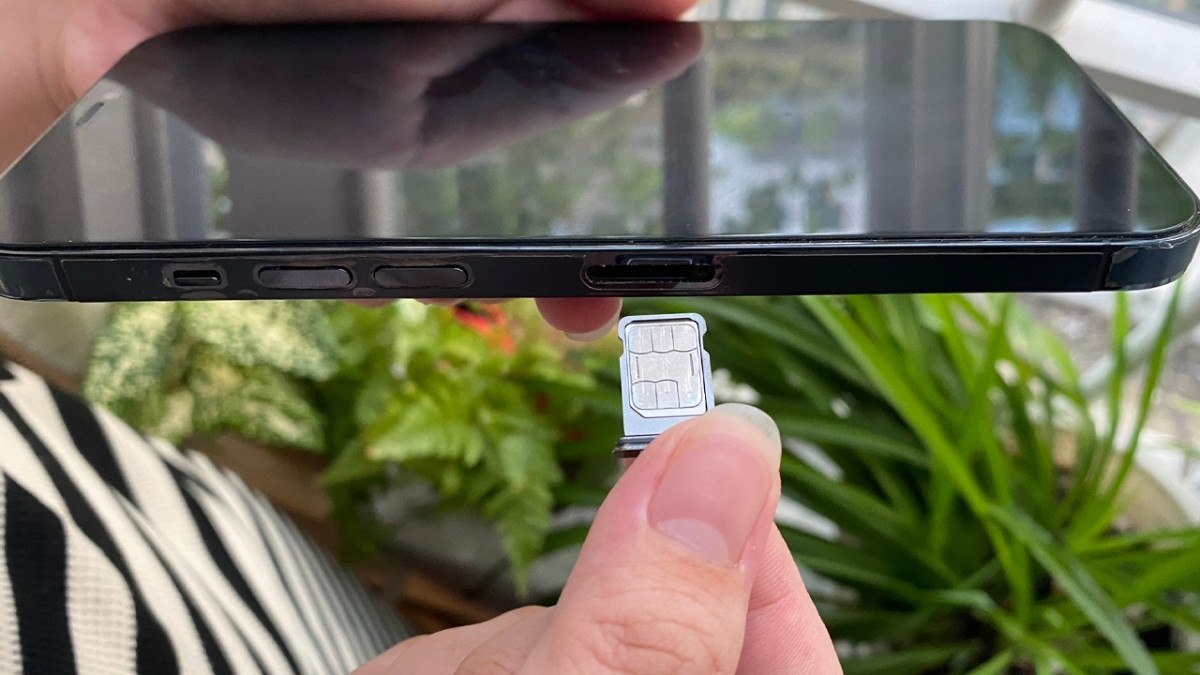 Cách lắp SIM máy Sony Xperia bước 4