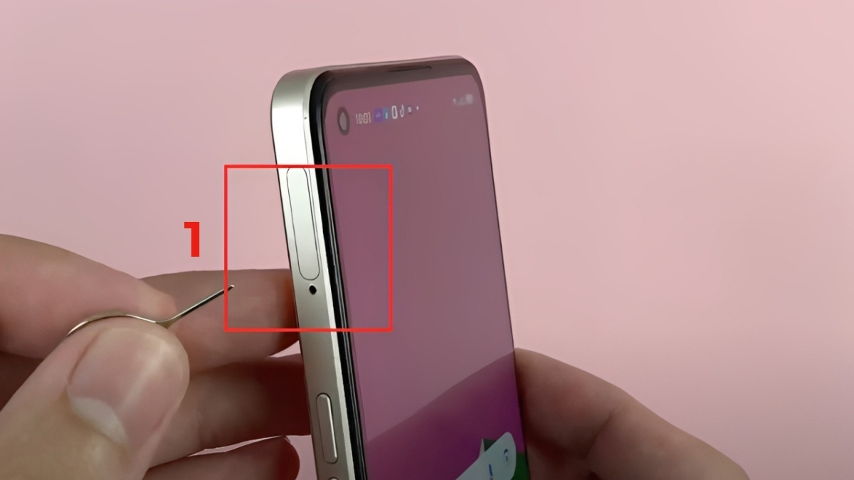 Cách lắp SIM OPPO có khe SIM rời bước 1