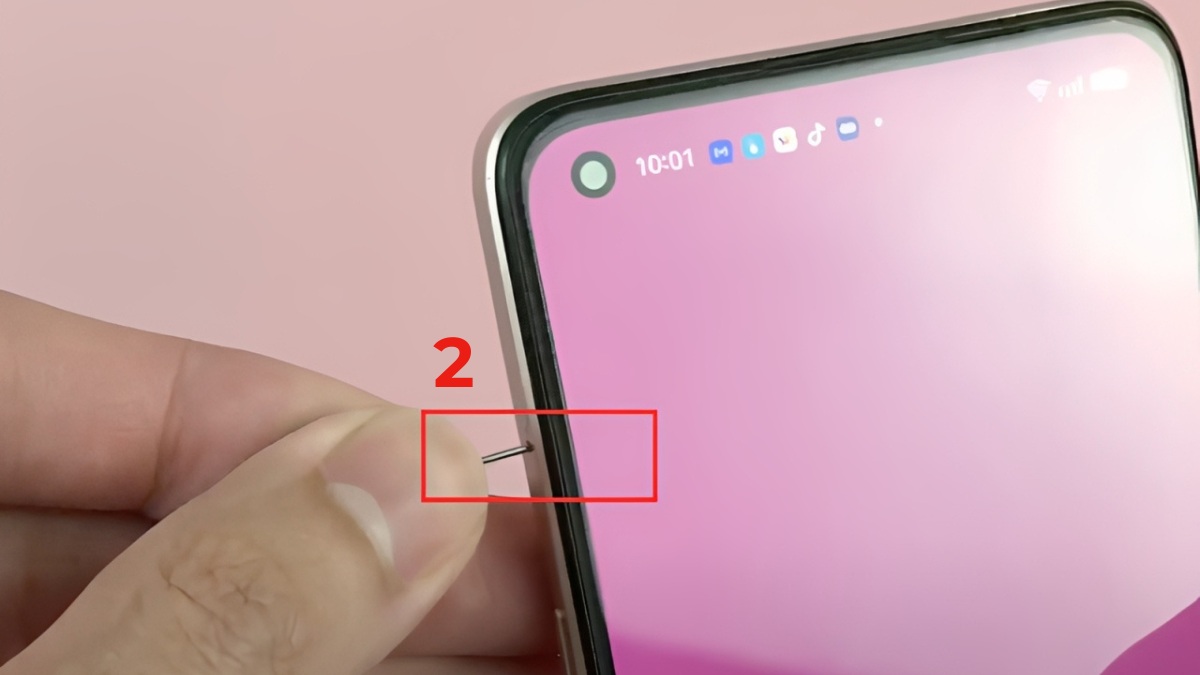 Cách lắp SIM OPPO có khe SIM rời bước 2