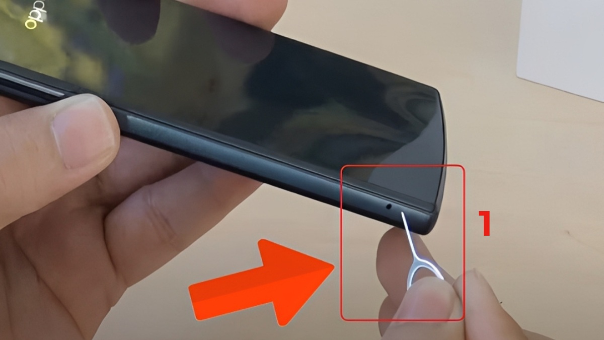 Cách lắp SIM OPPO có SIM trên thân máy bước 1