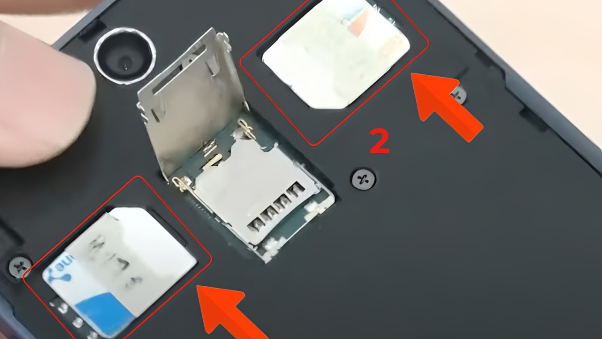 Cách lắp SIM OPPO có SIM trên thân máy bước 2