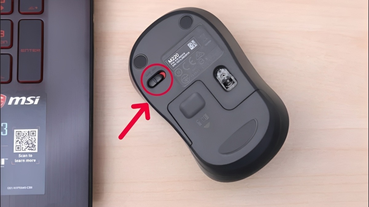 Cách reset chuột không dây thủ công - Gạt nút nguồn và bật lại