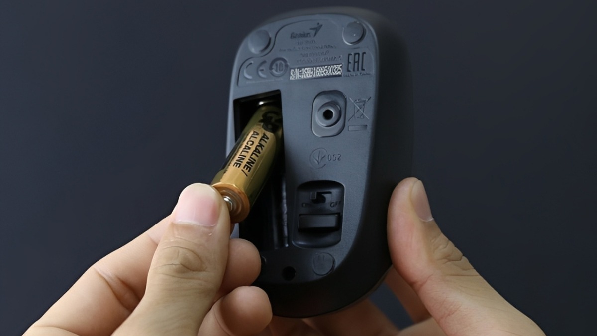 Cách reset chuột không dây thủ công - Tháo pin và bật lại