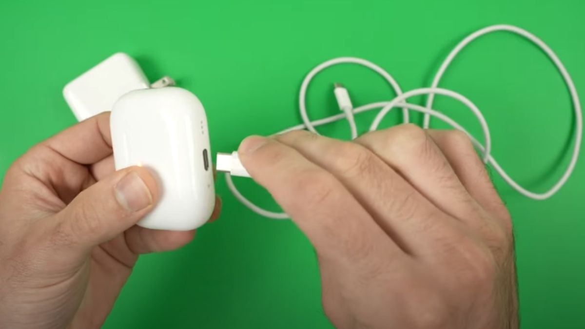 Cách sạc AirPods bằng cáp Lightning hoặc USB - C bước 2