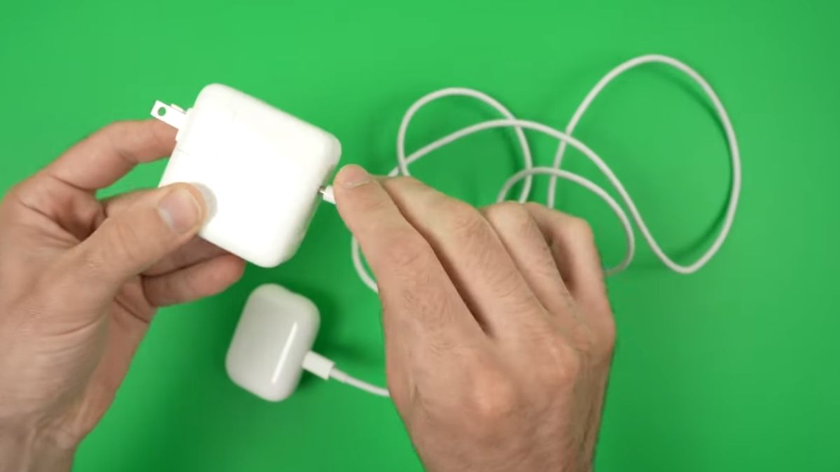 Cách sạc AirPods bằng cáp Lightning hoặc USB - C bước 3