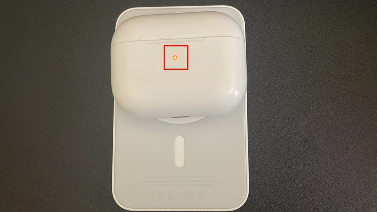 Cách sạc AirPods qua đế sạc