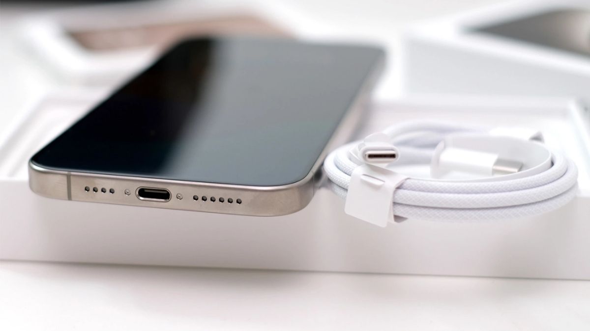 Cách sạc AirPods ngược từ iPhone bước 1