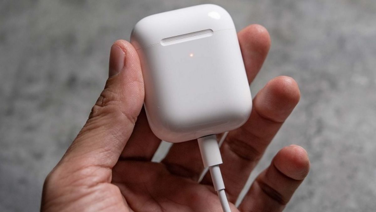 Cách sạc AirPods ngược từ iPhone bước 3