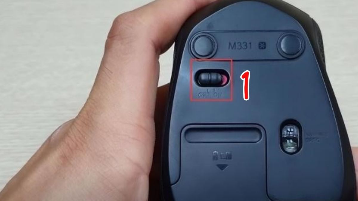 Cách thay pin chuột không dây bước 1